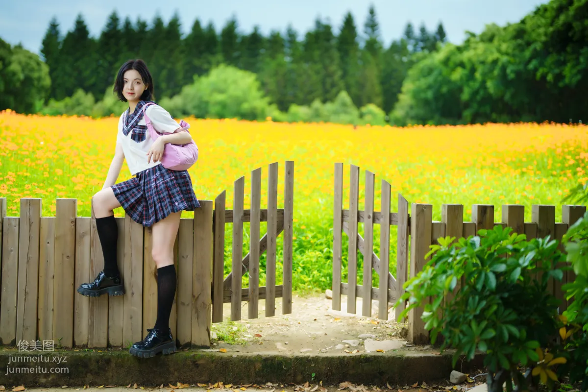[YITUYU艺图语]2021.11.12 花田里的JK少女 dudu page 22