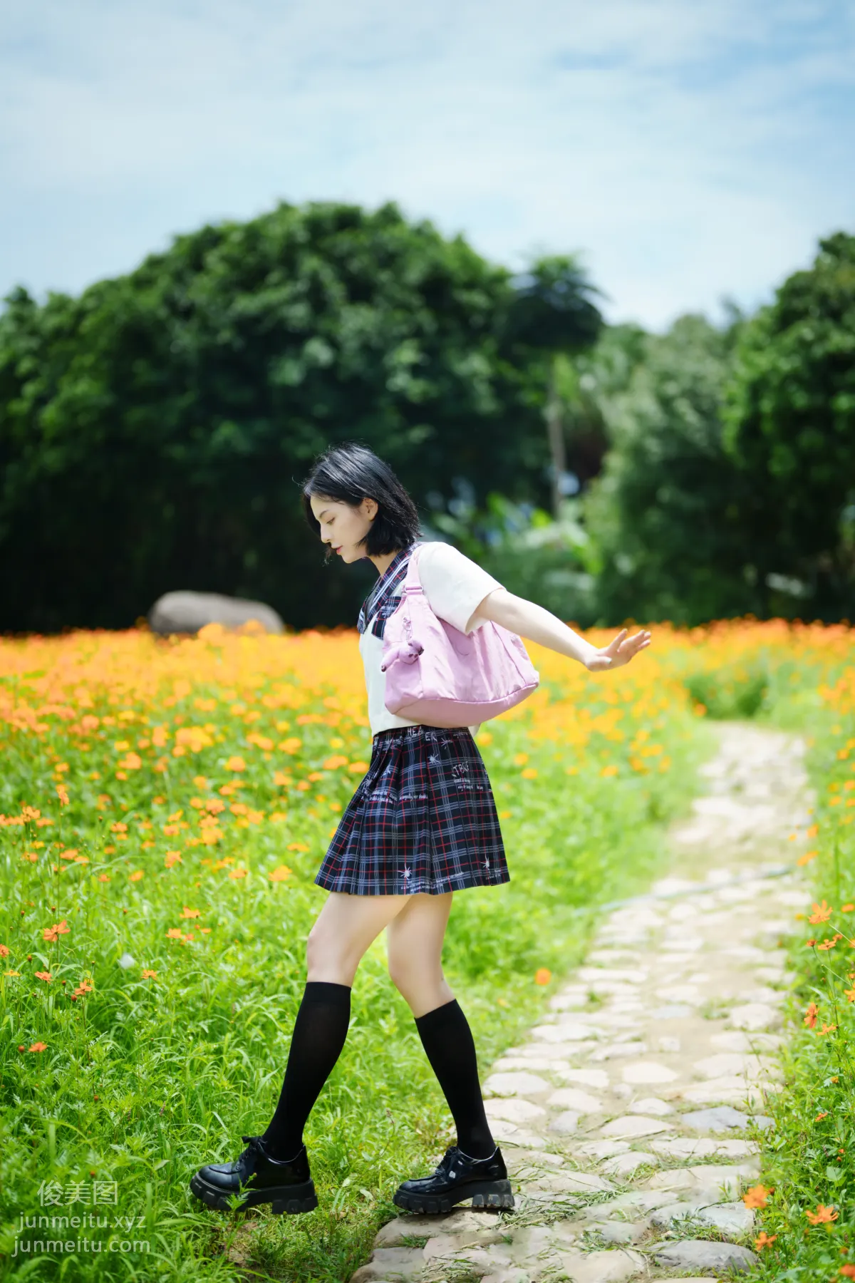 [YITUYU艺图语]2021.11.12 花田里的JK少女 dudu page 33