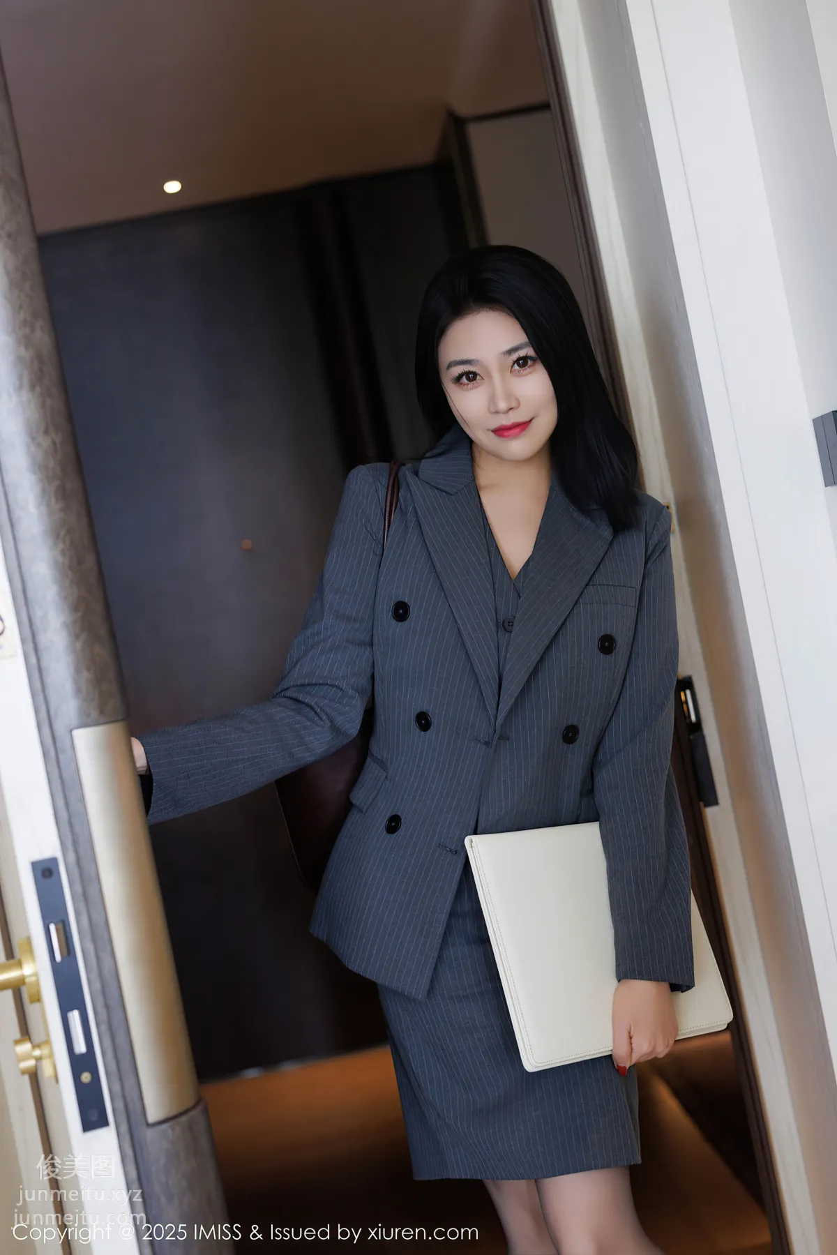 [IMiss爱蜜社]2025.03.19 VOL.787 许诺Sabrina page 2
