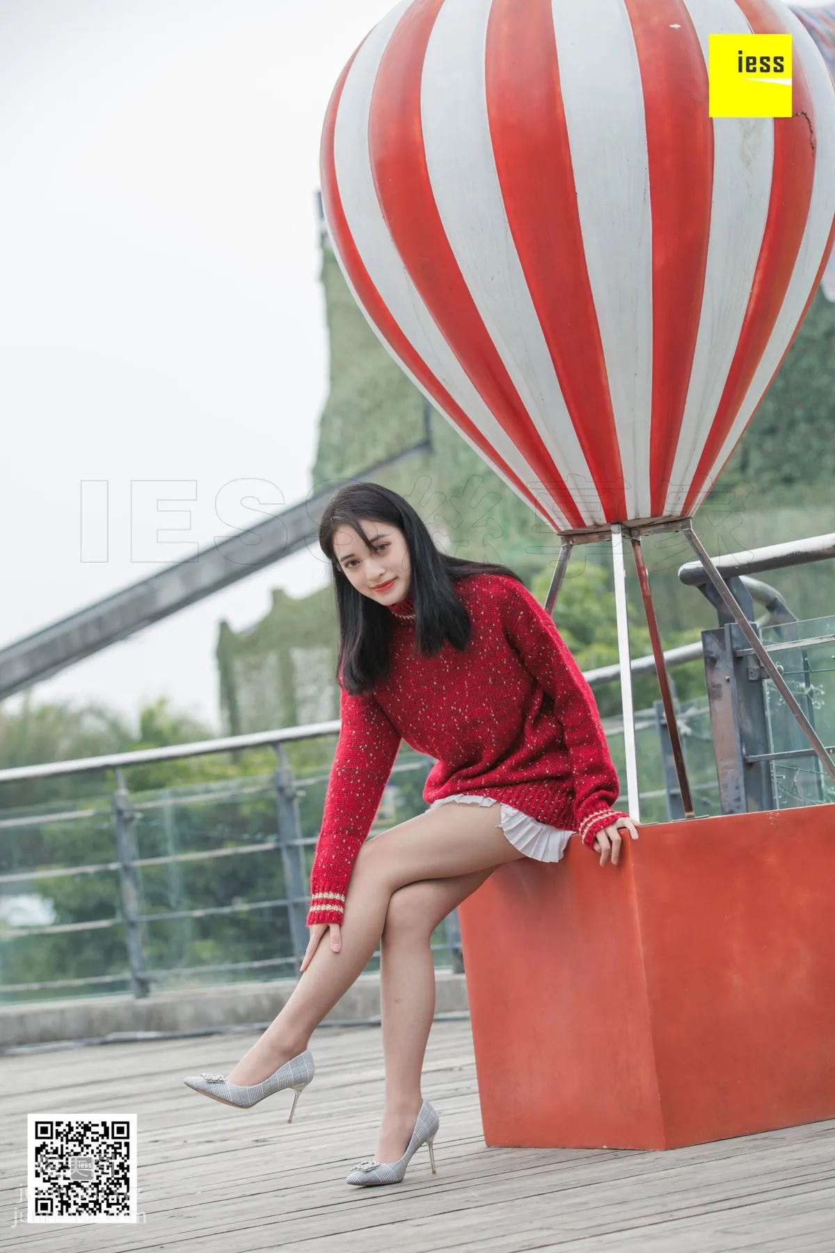 [IESS异思趣向] 2018.12.03 丝享家372：《街拍姗姗和小助理》姗姗 [92P] page 14
