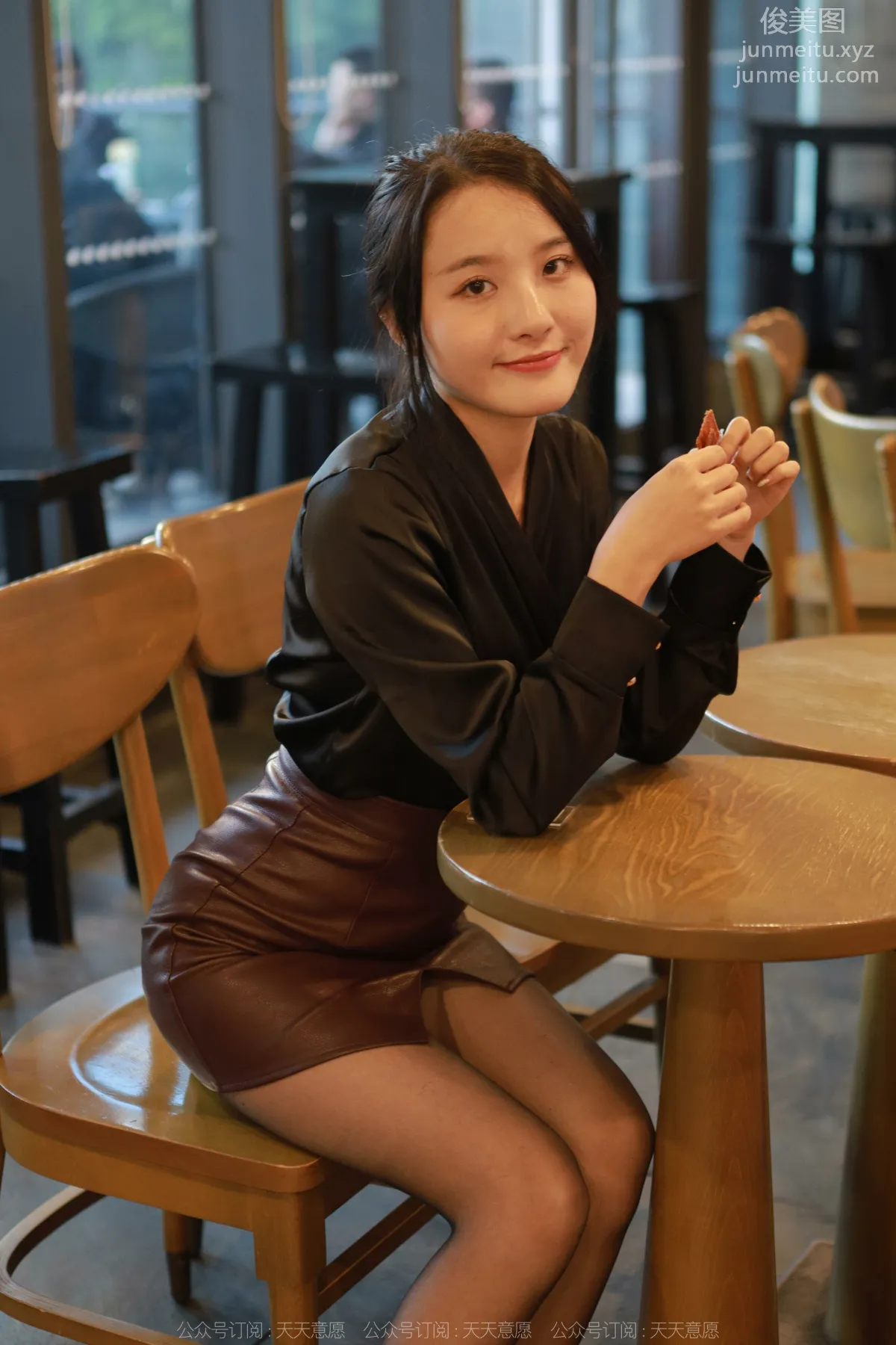 [IESS异思趣向] 2022.04.29 丝享家 1074：婉萍《褐色皮裙》 page 17