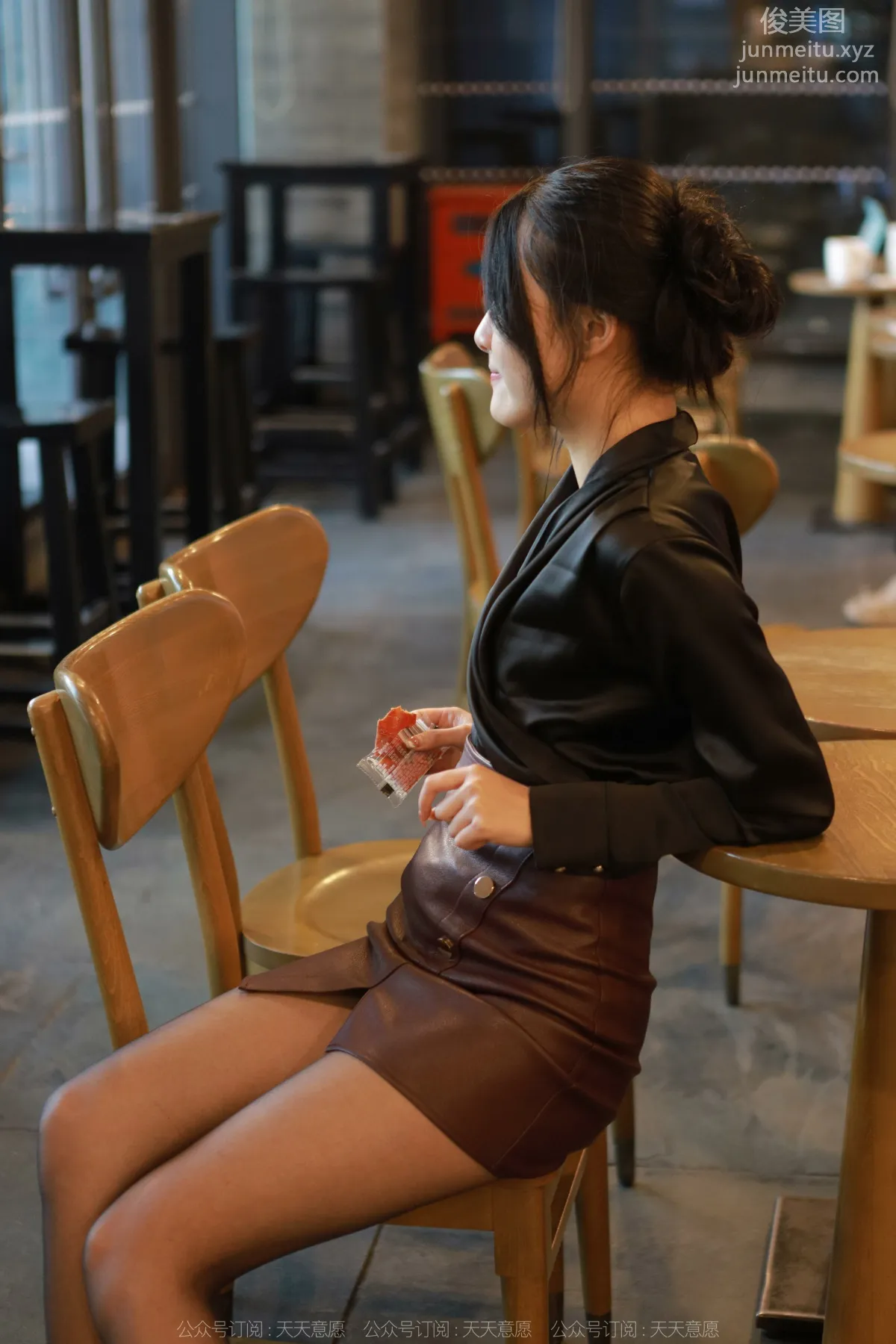 [IESS异思趣向] 2022.04.29 丝享家 1074：婉萍《褐色皮裙》 page 24