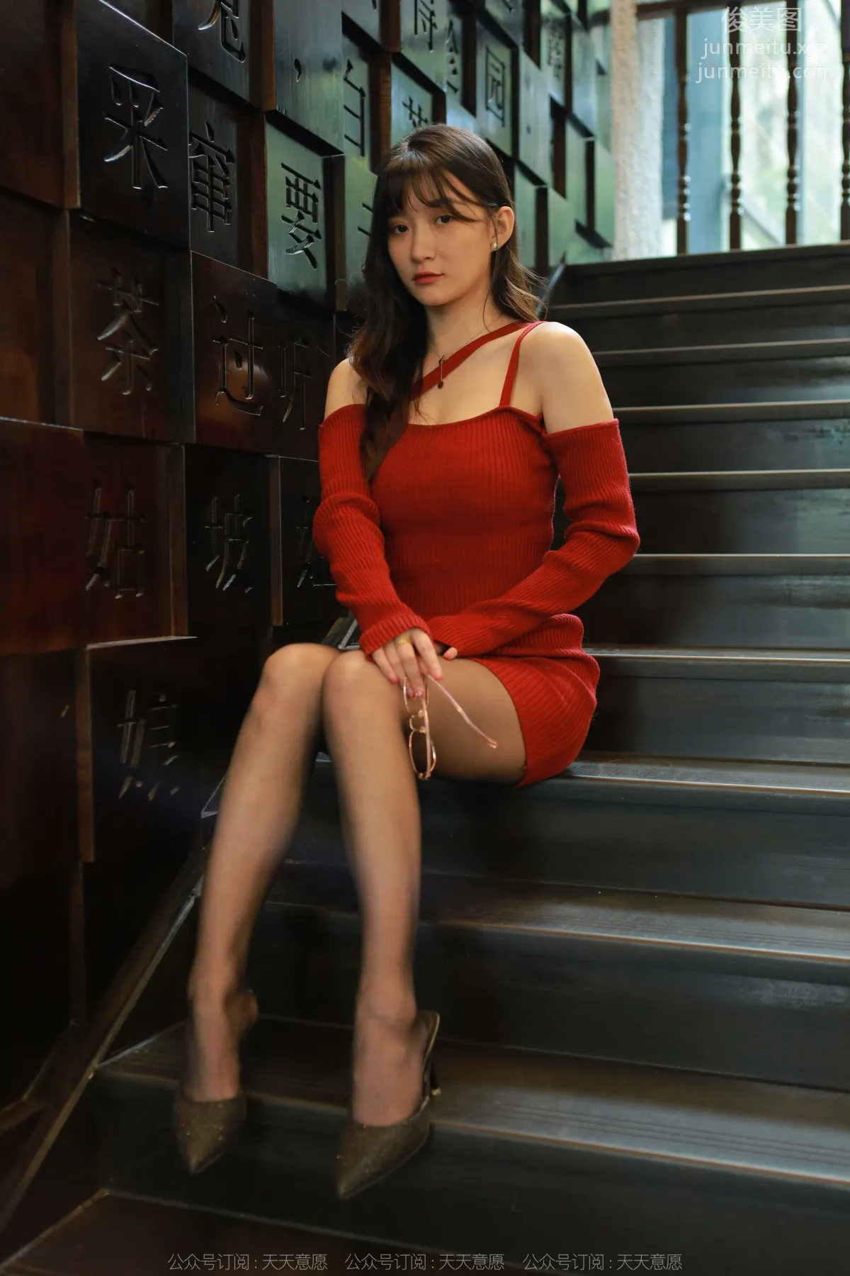 [IESS异思趣向] 2022.05.22 丝享家 1095：秋秋《深V红裙》[85P] page 14