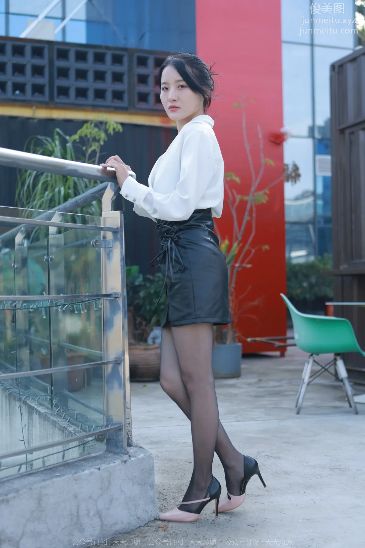 [IESS异思趣向]2022.04.01 丝享家1046：婉萍《嘿丝皮裙街拍》[87P] page 18