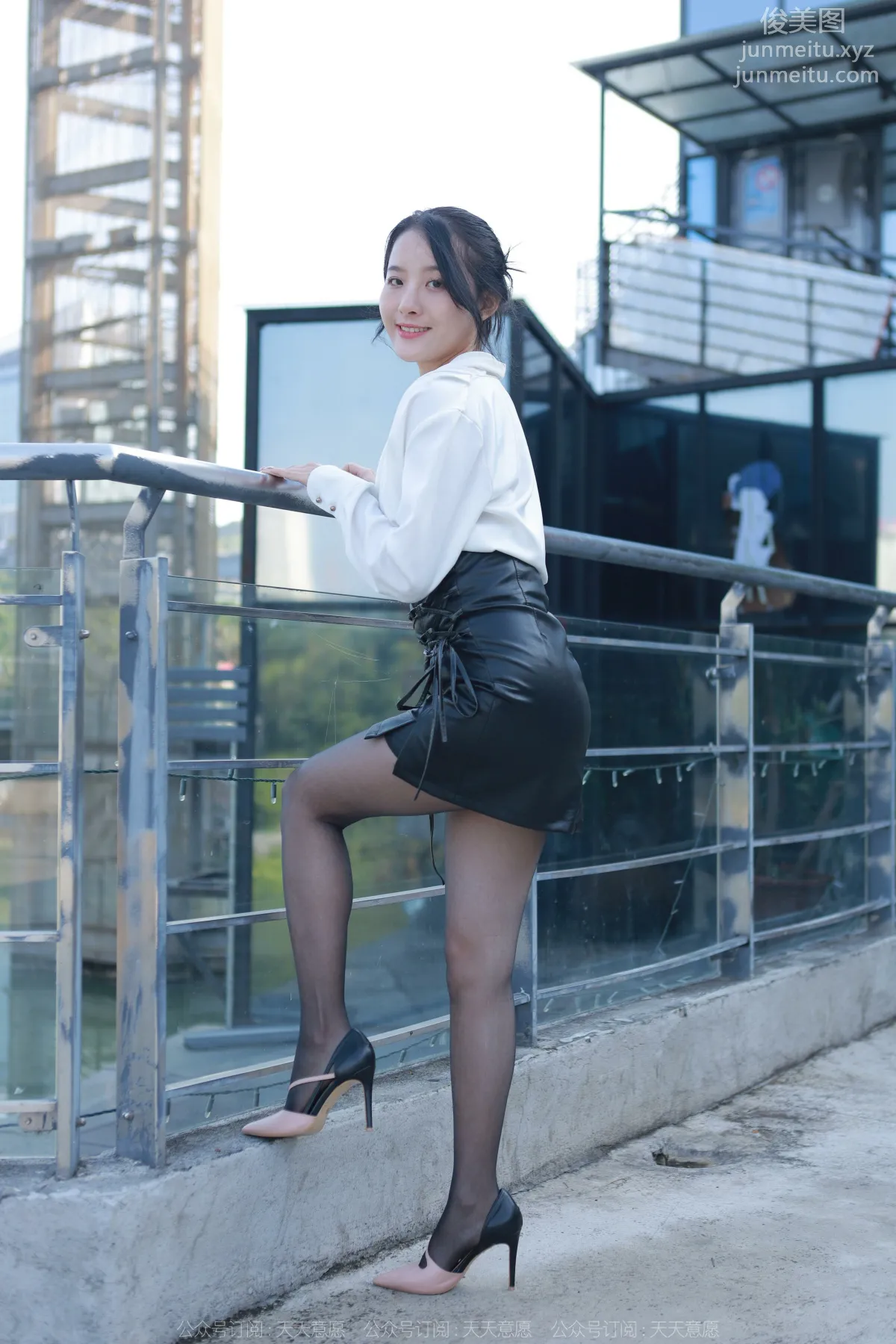 [IESS异思趣向]2022.04.01 丝享家1046：婉萍《嘿丝皮裙街拍》[87P] page 27