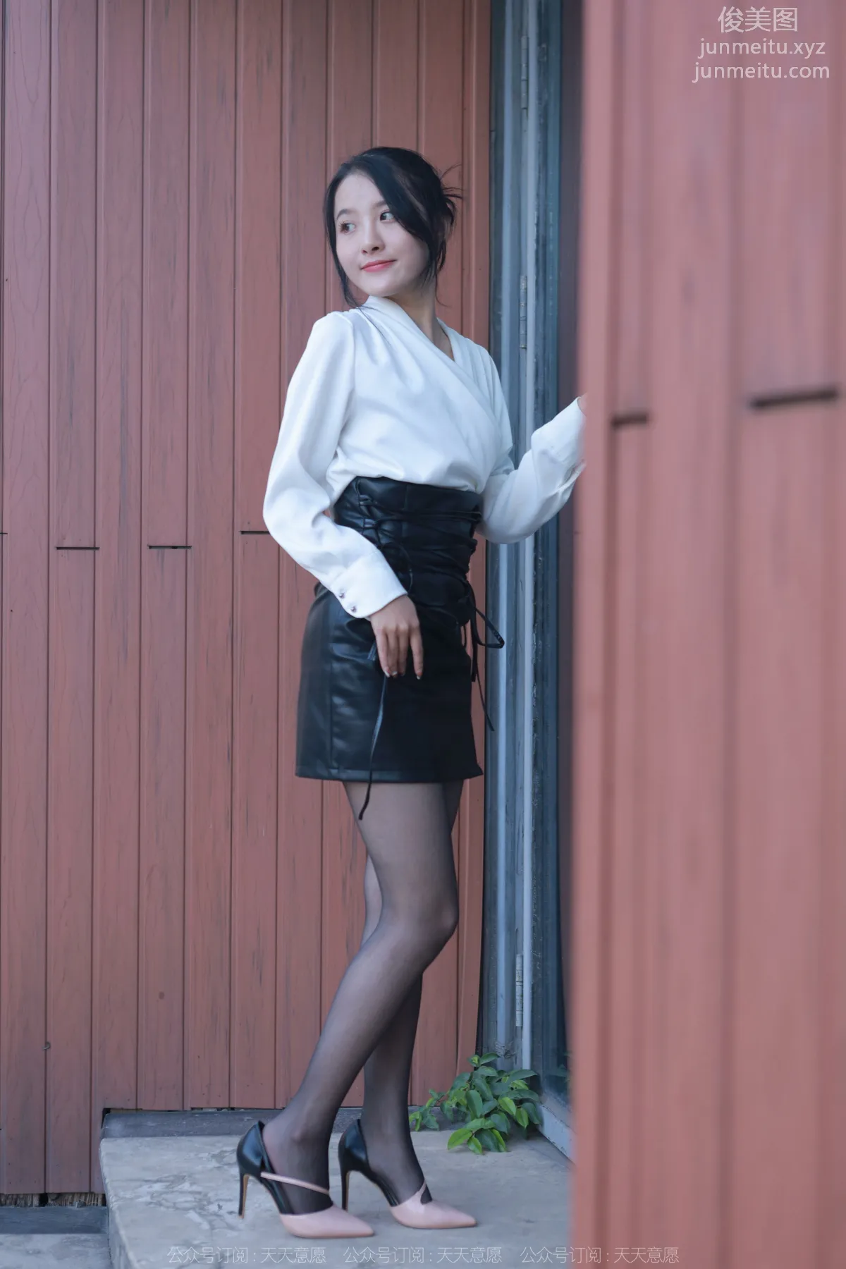[IESS异思趣向]2022.04.01 丝享家1046：婉萍《嘿丝皮裙街拍》[87P] page 35
