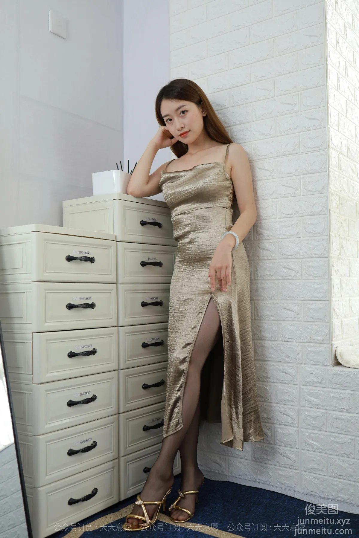 [IESS异思趣向] 2021.08.31 丝享家905：小婕《金色吊带裙》[93P] page 40