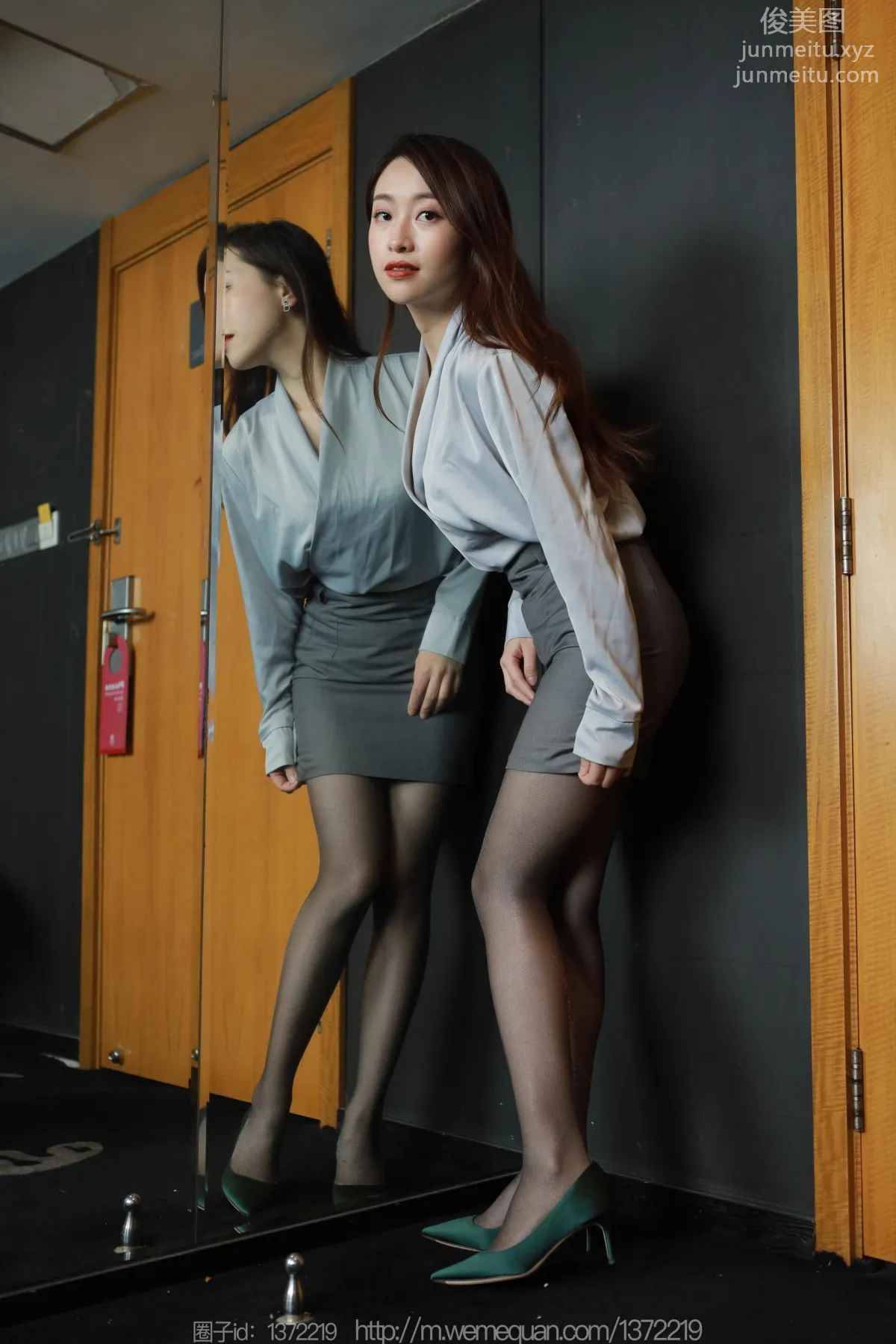 [IESS异思趣向] 2023.03.08 丝享家 1384 小婕《灰裙亮丝》[86P] page 5