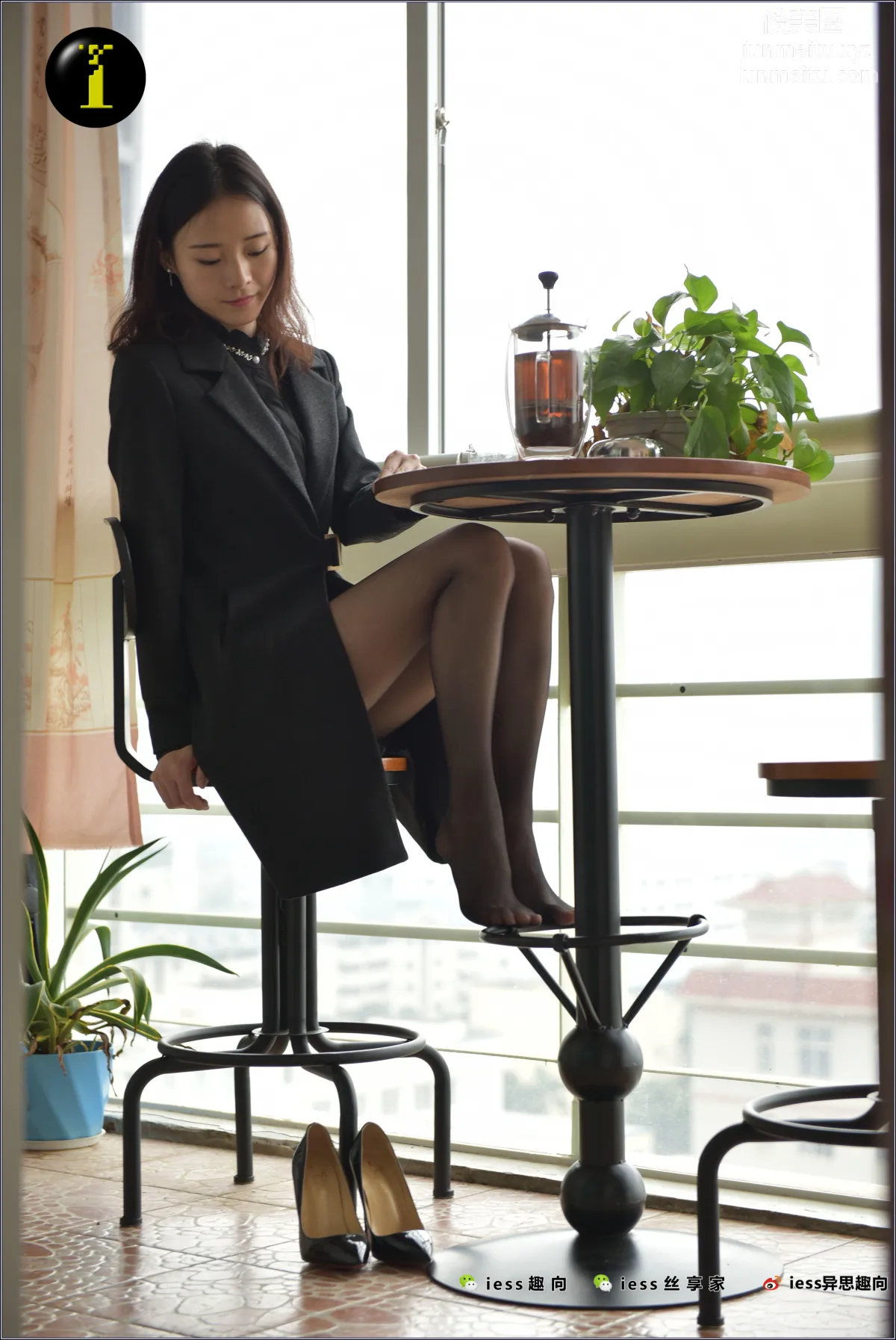[IESS异思趣向] 普惠集 045 小六 风衣下的黑丝II page 37