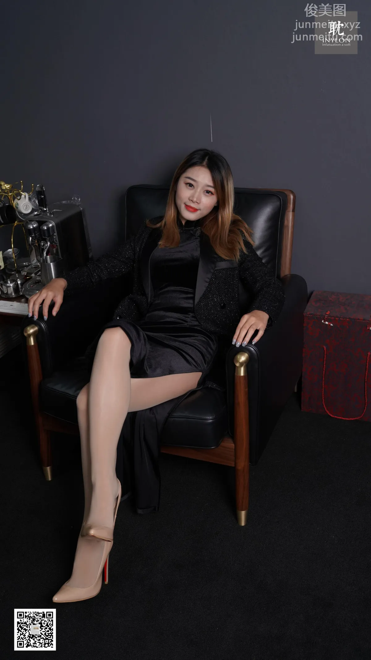 [IESS异思趣向] 普惠集 186 - 小鲭 顺滑的旗袍和亮丝马油袜 [98P] page 8