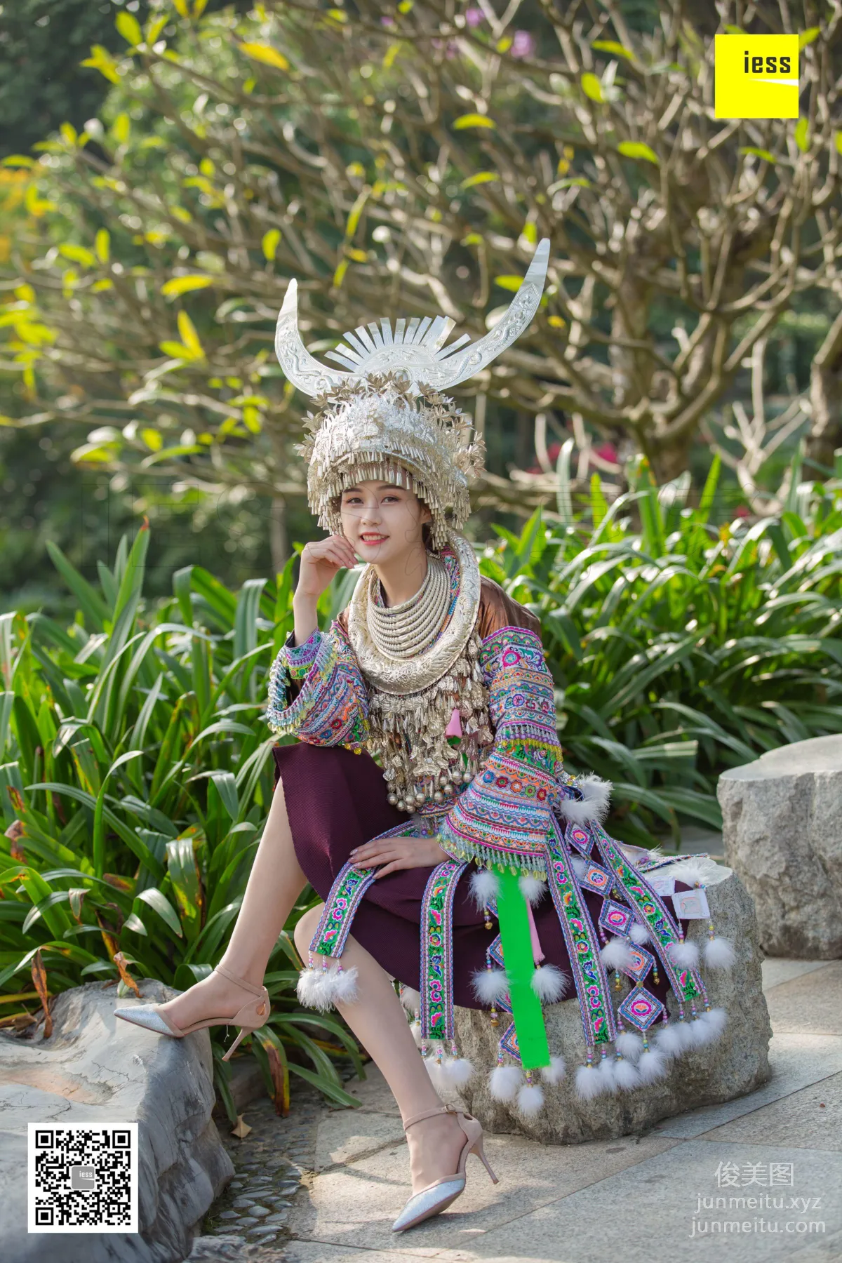 [IESS异思趣向] 2018.12.04《魔鬼周三》特刊45期：九妹- 穿丝袜的苗族九妹 page 2