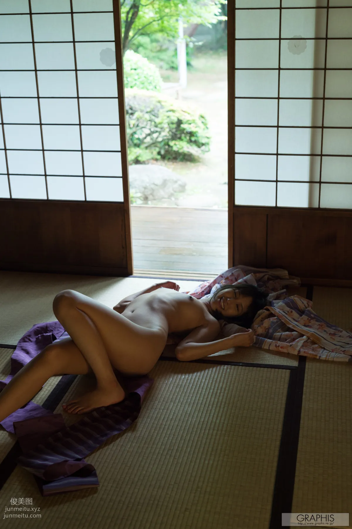 [Graphis] 2015.08.05 Gals Riku Minato 湊莉久 page 120