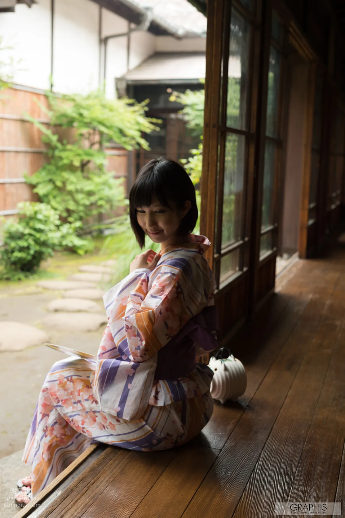 [Graphis] 2015.08.05 Gals Riku Minato 湊莉久 page 98
