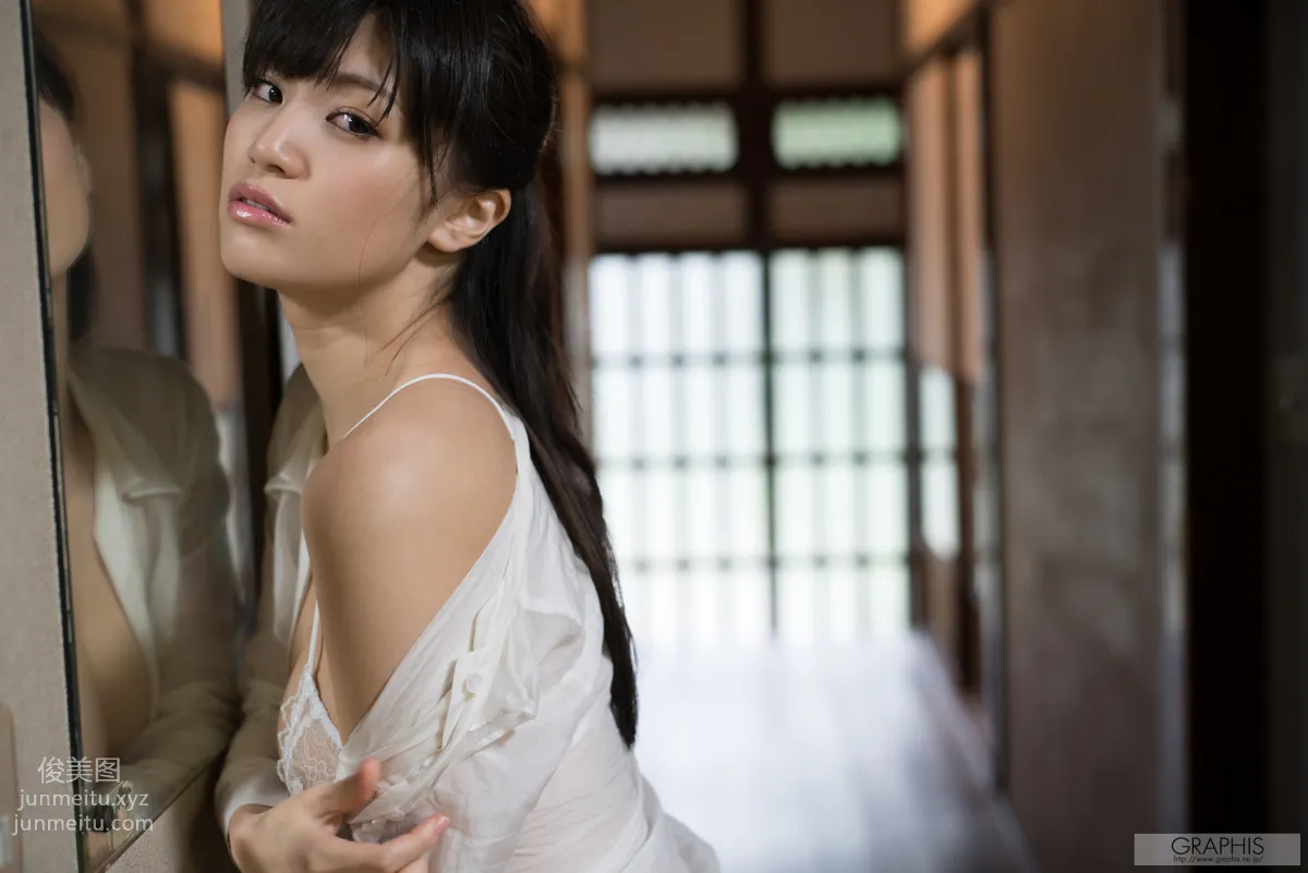 [Graphis] 2016.10.19 Gals Shoko Takahashi 高橋 しょう子 『Noble Bomb』 page 32