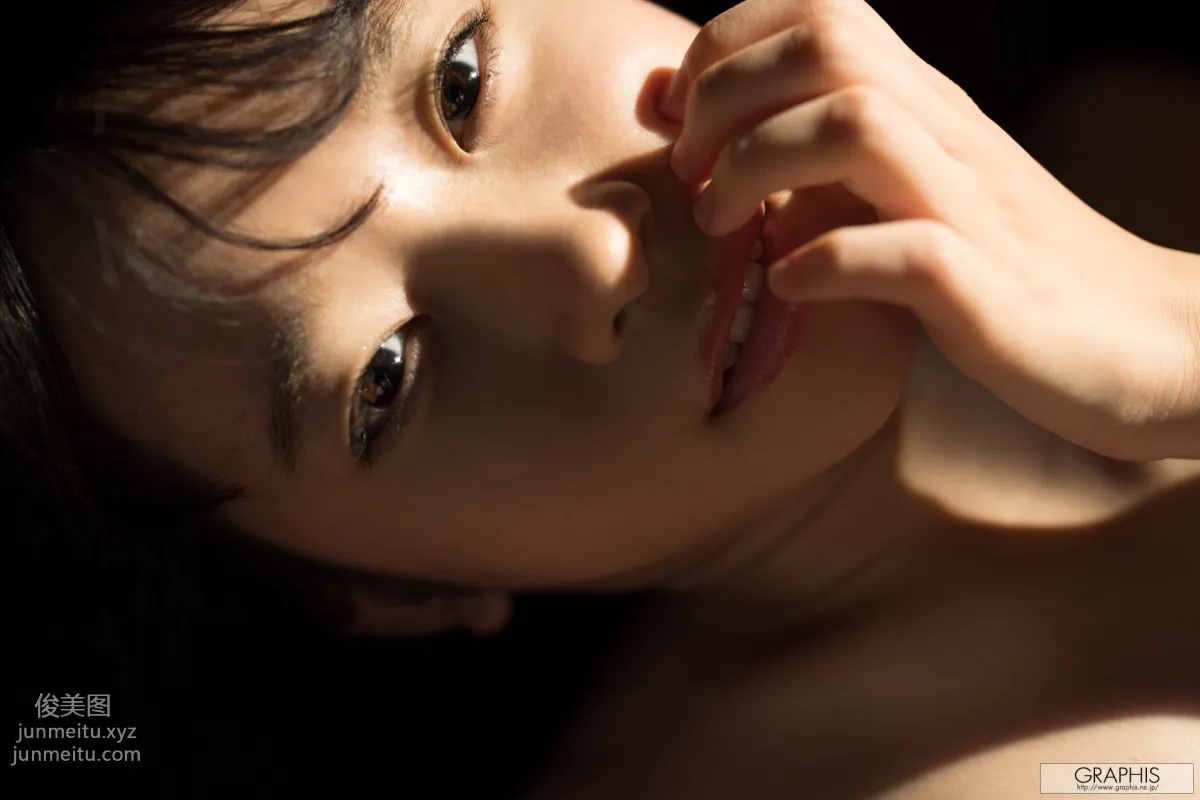 [Graphis] 2017.11.25 First Gravure 初脫ぎ娘 Yura Kano 架乃ゆら page 129