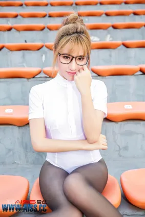 AISS爱丝 黄金会员版 F5026 操场上的直穿少女 [101P]
