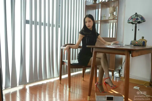 [IESS异思趣向] 2022.01.24 丝享家992：美子《办公桌下的红色》[106P]