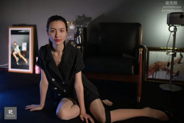 [IESS异思趣向] 普惠集 181-大妞的马油袜II [82P]